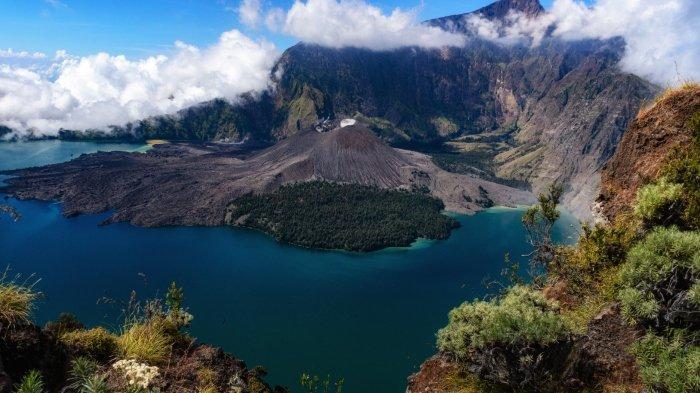 Pemandangan Taman Nasional Gunung Rinjani di Nusa Tenggara Barat (NTB) yang menakjubkan.