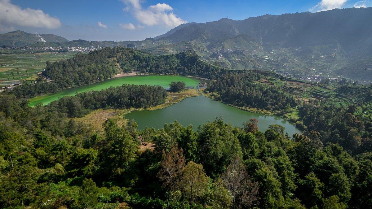 Pemandangan Telaga Warna di Dieng