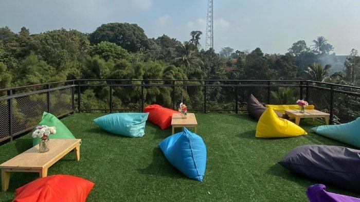Pemandangan alam menakjubkan yang terlihat dari Bree Coffee and Kitchen, Bogor, Jawa Barat.