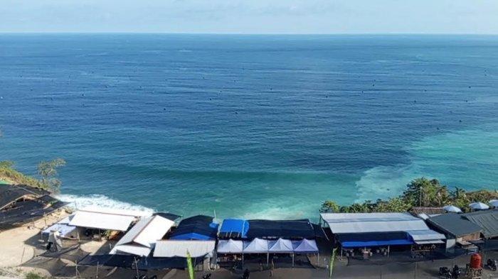 Pemandangan dari atas Tebing Pantai Sine di Desa Kalibatur, Kecamatan Kalidawir, Kabupaten Tulungagung.