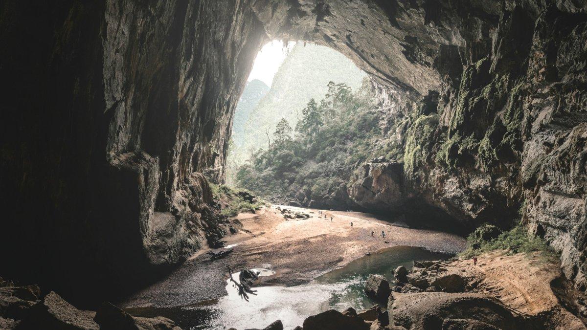 Pemandangan dari dalam Hang Son Doong di Vietnam.