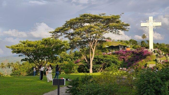 Pemandangan di Taman Doa Bukit Berbunga Warembungan, Kec. Pineleng, Minahasa, Sulut.