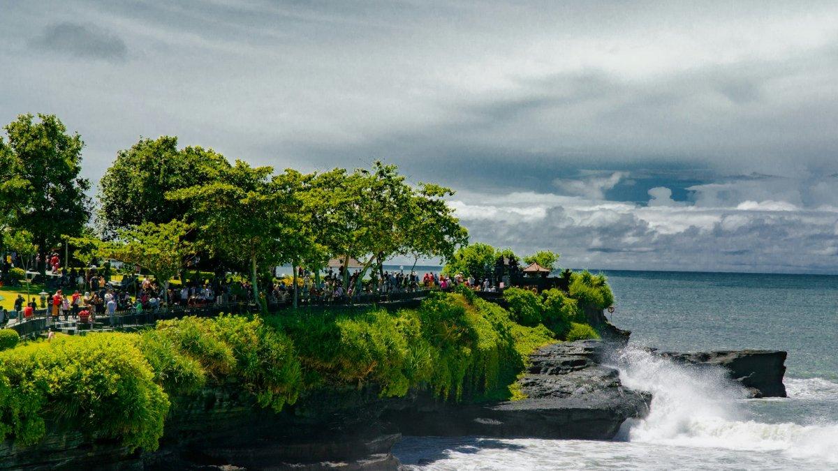 Pemandangan di Tanah Lot, Tabanan, Bali.