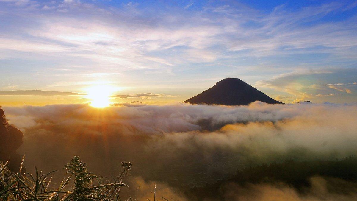 Pemandangan golden sunrise di Bukit Sikunir Dieng.