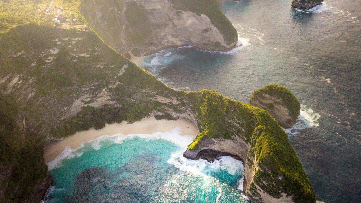 Pemandangan ikonik Kelingking Beach di Nusa Penida, Bali, dengan tebing berbentuk T-Rex dan laut biru jernih yang memikat wisatawan.