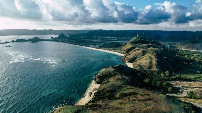 Pemandangan indah Bukit Merese di Lombok, Nusa Tenggara Barat (NTB).
