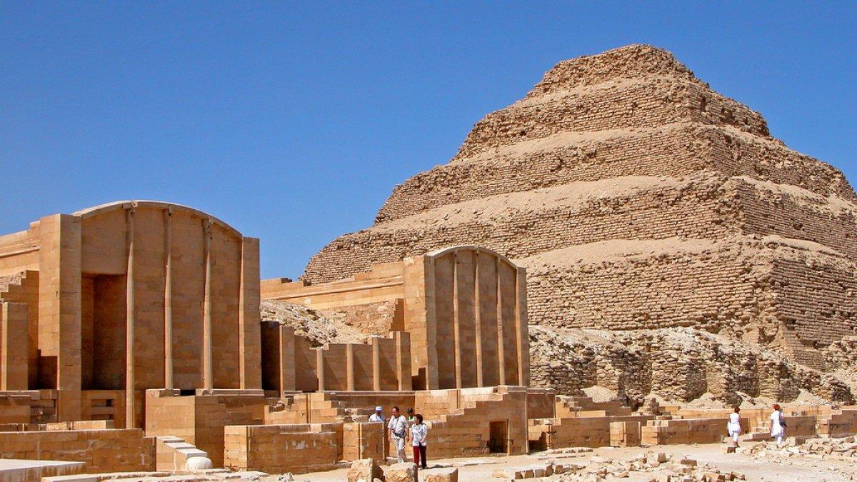 Pemandangan kapel dan Piramida Bertingkat di Saqqara, Mesir. Dibangun oleh arsitek Imhotep c. 2670-2650 SM pada masa pemerintahan Djoser untuk makam raja tersebut .