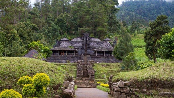 Pemandangan menakjubkan Candi Cetho, tempat wisata candi bercorak Hindu di Kecamatan Jenawi, Karanganyar, Jawa Tengah.