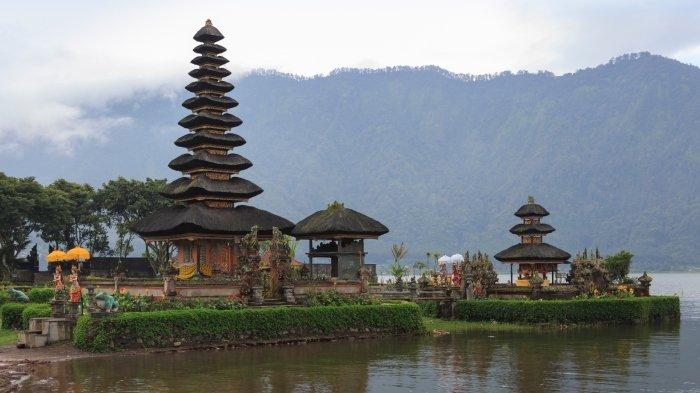 Pemandangan menakjubkan Pura Ulun Danu Beratan Bedugul di Tabanan, Bali.
