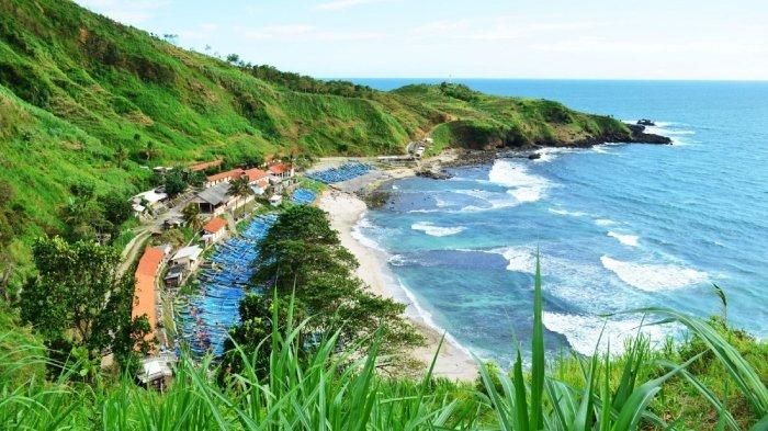 Pemandangan menakjubkan dari Pantai Menganti di Kecamatan Ayah, Kabupaten Kebumen, Jawa Tengah.
