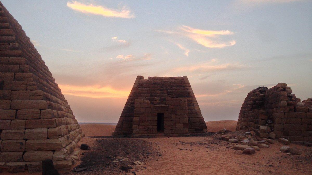 Pemandangan piramida di Sudan