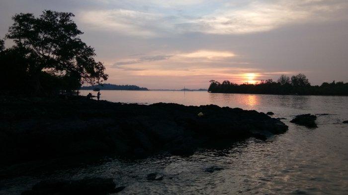 Pemandangan sunset atau senja di Bukit Matahari kawasan Pulau Pari, gugusan dari Kepulauan Seribu.
