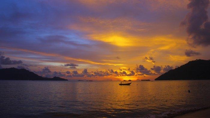 Ilustrasi pemandangan sunset di pantai yang begitu menawan.