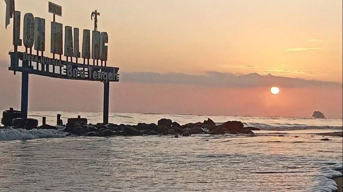 Pemandangan sunset di Pantai Lon Malang Kabupaten Sampang, Jawa Timur.