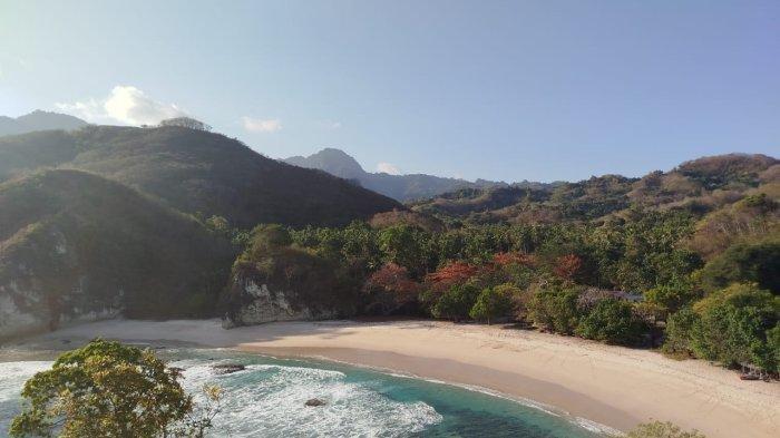 Pemandangan teluk Pantai Koka di sisi barat Bukit Ndete Sare.