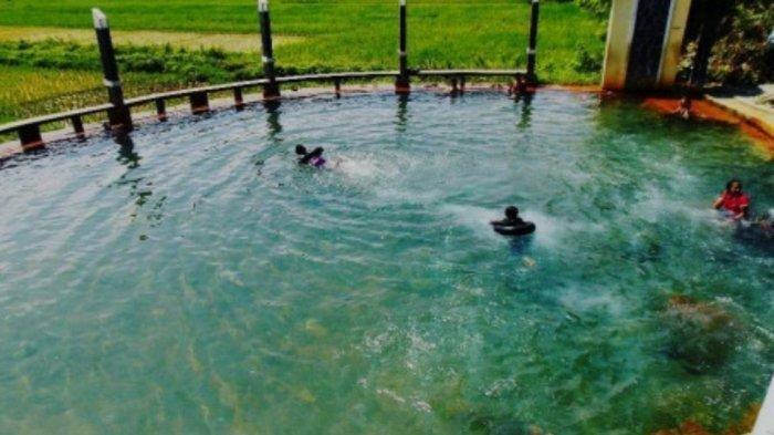 Pemandian Air Soda berlokasi di Desa Parbubu I, Kecamatan Tarutung, Kabupaten Tapanuli Utara, Sumatera Utara.