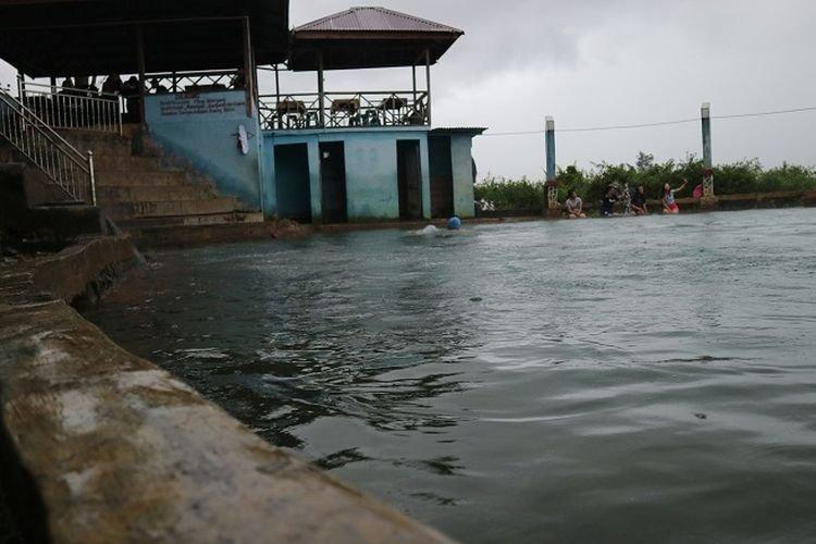 Pemandian Air Soda berlokasi di Desa Parbubu I, Kecamatan Tarutung, Kabupaten Tapanuli Utara, Sumatera Utara.