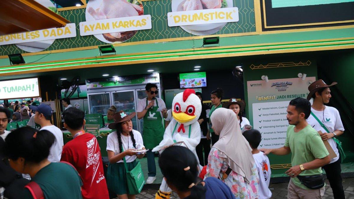 Pemandu acara dan maskor Alim Frozen Food sedang bersenda gurau dengan para pengunjung stand di Jakarta Fair Kemayoran 2025.