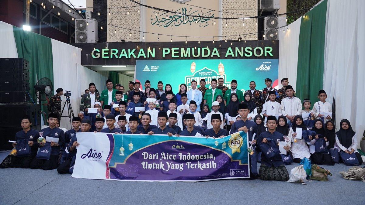 Pembagian es krim di 5.000 masjid dan mushola selama bulan Ramadan ini dijalankan Aice
