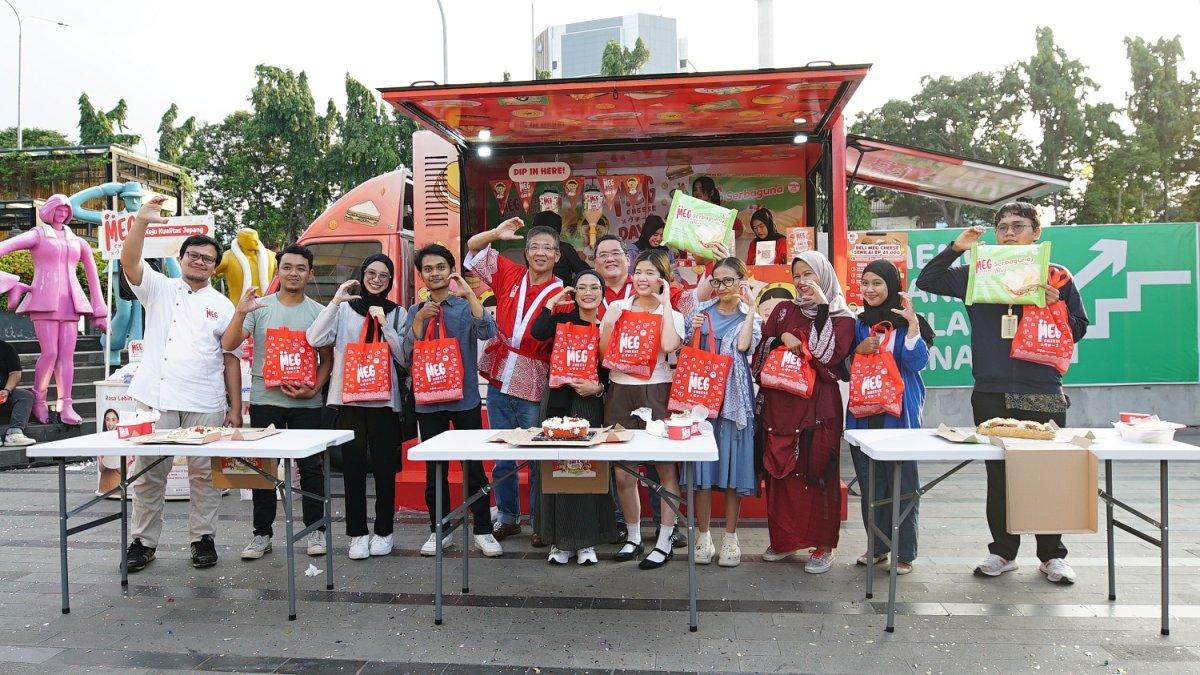 Pembagian hadiah lomba Mysteri Box dalam perayaan MEG Cheese Day 2024