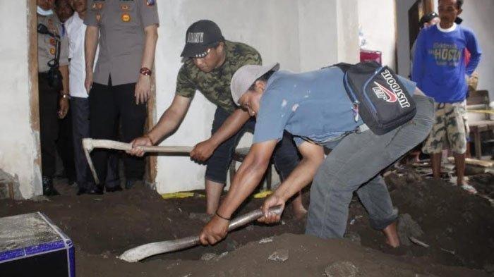 Pembongkaran lokasi diduga penguburan jenazah Surono di Dusun Juroju Desa Sumbersalak Kecamatan Ledokombo, Jember, Senin (4/11/2019).