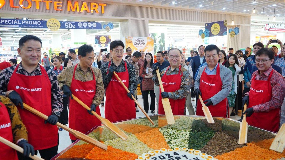 Pembukaan Korea Fair bertajuk Happy Chuseok di Lotte Mart Gandaria City Mall, Gandaria, Kebayoran Lama, Jakarta Selatan, Jakarta.