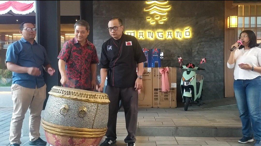 Pembukaan Ramen Competition Mangano Sushi ditandai dengan pemukulan drum di depan restoran.