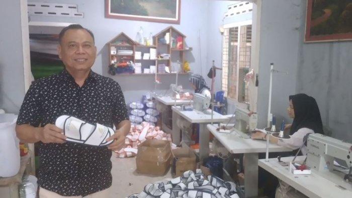 Pemilik Farhan Slipper, Al Jimmy memperlihatkan sandal hotel produksi usahanya yang beralamat di Jalan Teratai Pekanbaru.