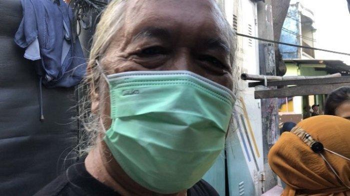 Oni Budiman (60), pemilik usaha Roti Gulung Ayana Buaran, tak menyangka respons masyarakat positif terhadap roti yang diproduksinya. Dalam waktu singkat habis terjual.