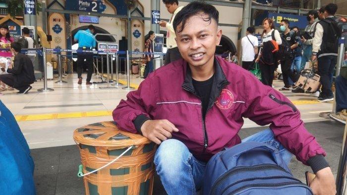 Pemudik asal Jakarta Utara dengan tujuan Kota Purwodadi bernama Deni membawa ember berisi sabun di Stasiun Pasar Senen, Jakarta, Senin (8/4/2024).