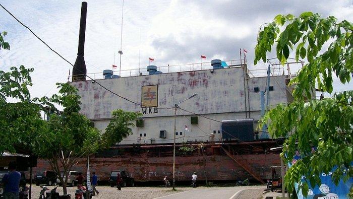 Penampakan kapal PLTD Apung di Kecamatan Jaya Baru, Kabupaten Banda Aceh, Aceh yang menjadi saksi bisu kedahsyatan tsunami Aceh 2004.