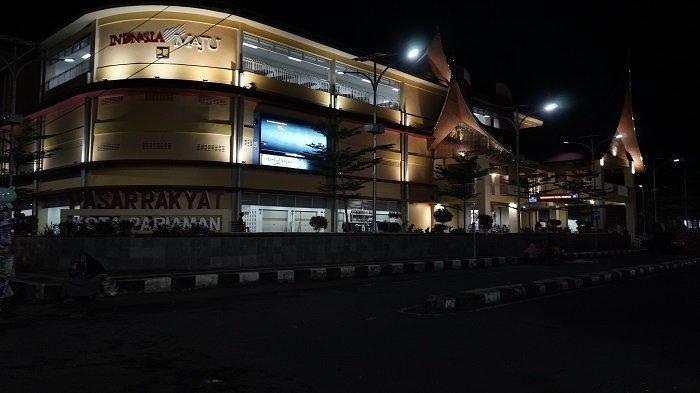 Penampakan pasar rakyat Pariaman pada malam hari