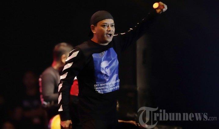 Band Kahitna tampil menghibur penonton Festival Berdendang Bergoyang di Kompleks Gelora Bung Karno, Jakarta, Sabtu (1/2/2020). Penampilan Kahitna mengajak penonton bernostalgia dengan lagu-lagu lama yang pernah hit.