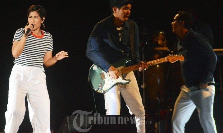 Penampilan Maliq and D'Essentials gebrak panggung spektakuler Soundrenaline 2018 yang mengusung tema The Soul of Expression yang berlangsung di Garuda Wisnu Kencana (GWK), Bali, Minggu (9/9/2018). Gelaran Soundrenaline tetap konsisten mengusung konsep musik lintas genre tiap tahunnya dan ini memasuki penyelenggaraan ke-16. Soundrenaline akan membawa semangat kebebasan berekspresi sejalan dengan tema TheSoulfofExpression.