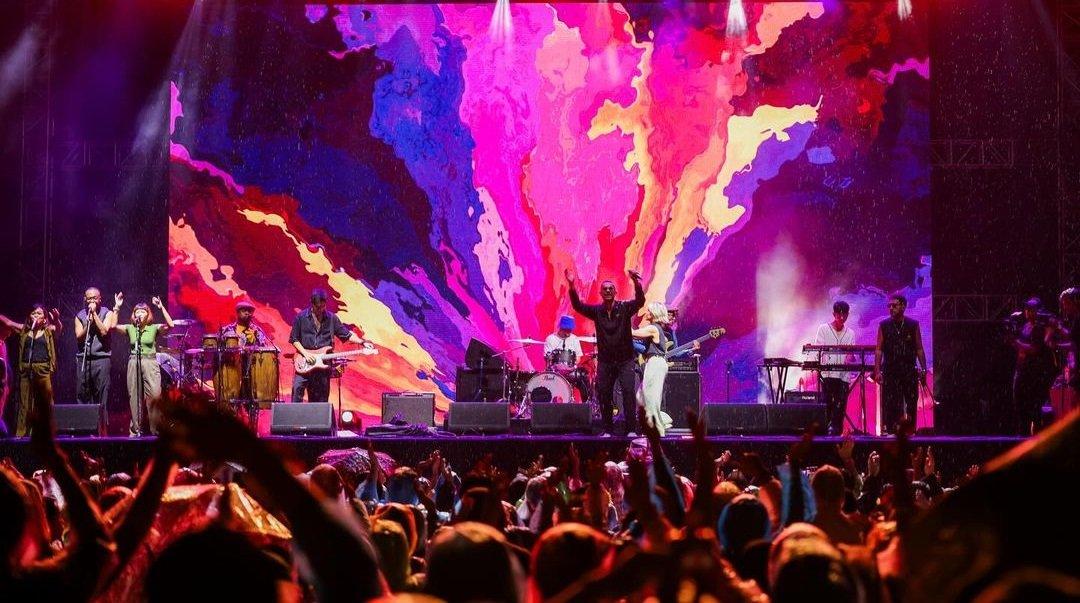 Penampilan Maliq and D'Essentials di festival musik Joyland 2023.