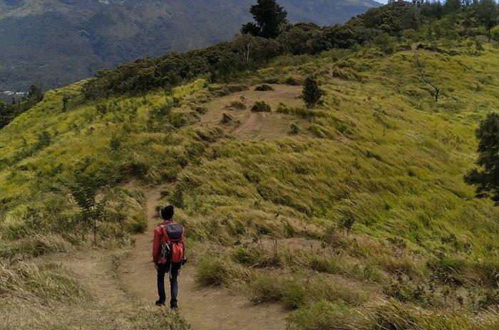 WISATA BUKIT MONGKRANG - Pendaki tengah menyusuri jalur pendakian Bukit Mongkrang di Karanganyar, Jawa Tengah.