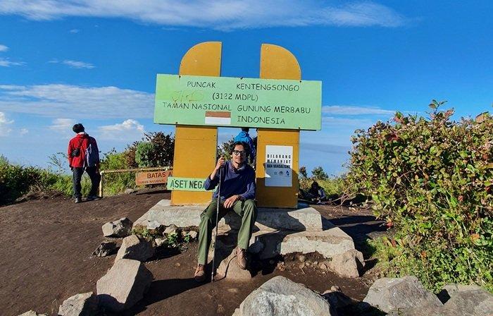 PENDAKIAN GUNUNG MERBABU - Pendaki berada di Puncak Kentensongo Gunung Merbabu, Jumat (28/2/2025). 