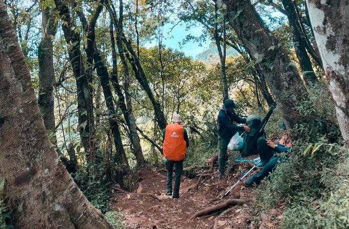 GUNUNG ANDONG - Pendaki terlihat tengah melintasi jalur pendakian Gunung Andong di Magelang, Jawa Tengah.