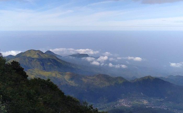 PENDAKIAN GUNUNG LAWU - Panorama menawan yang terlihat dari jalur pendakian Gunung Lawu, Jumat (28/2/2025). Traveler yang ingin mendaki Gunung Lawu, bisa menyimak itinerary 2 hari 1 malam dengan bujet Rp 210 ribuan per orang yang telah dirangkum TribunTravel berikut.