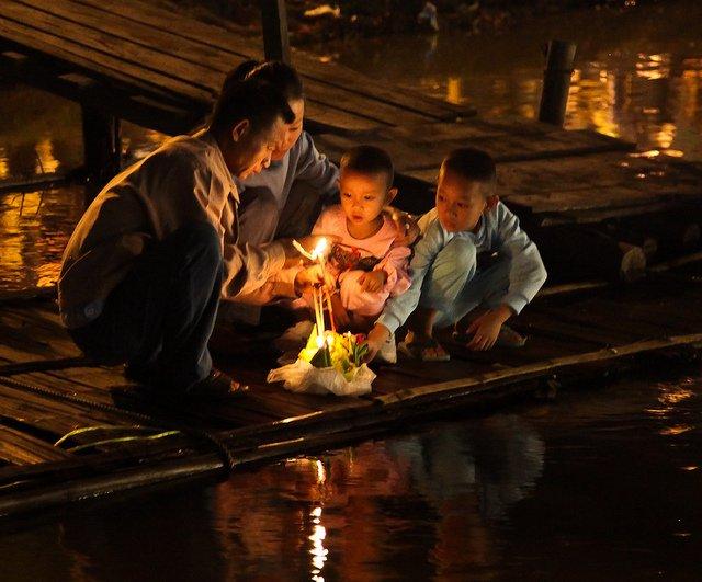 Penduduk lokal merayakan Loy Krathong di Thailand bersama keluarga