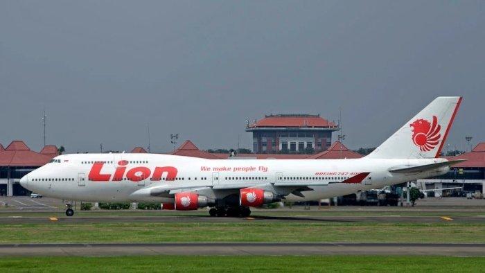 Diketahui Pesawat Batik Air+Lion Air melayani rute Jakarta-Bali.