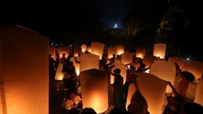Ilustrasi lampion - Pengunjung ikut menerbangkan 1.200 lampion di komplek Candi Borobudur, Magelang, Jawa Tengah, Rabu (3/6/2015).