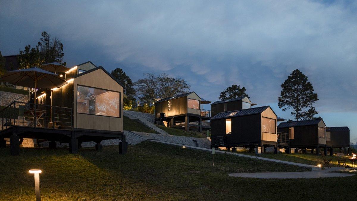 Pengembangan Bobocabin Patra Parapat, sebuah destinasi glamping (glamorous camping) modern yang menggabungkan teknologi canggih dan keindahan alami Danau Toba
