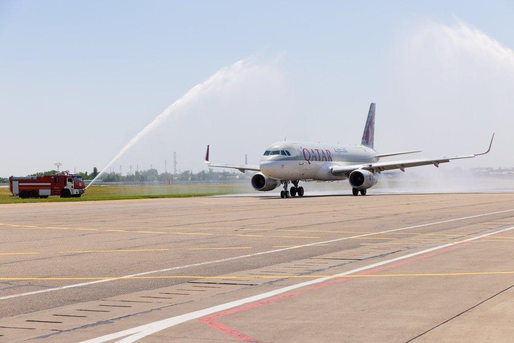 Qatar Airways di landasan pacu. Baru-baru ini penumpang Qatar Airways terpaksa telanjang karena suhu di pesawat melonjak bak terkurung dalam sauna lantaran AC mati.