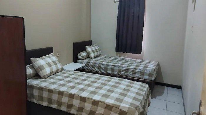 Kamar penginapan di hotel Penginapan Sriwijaya Semarang, Jawa Tengah.