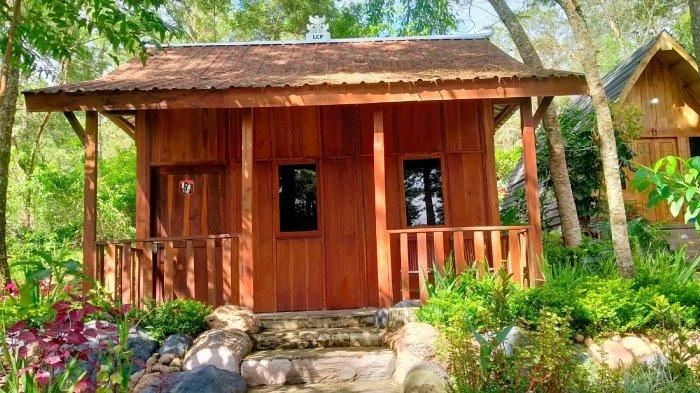 Penginapan di The Lawu Park Karanganyar, Jawa Tengah, Rabu (11/1/2023). Tempat wisata ramah keluarga ini menghadirkan acara pesta kembang api untuk menyambut Tahun Baru 2024, yang diselenggarakan pada Minggu (31/12/2023).