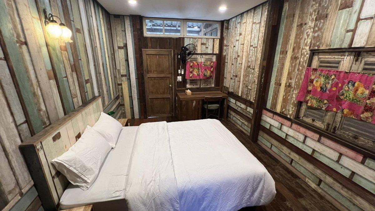 Penginapan yang ada di Si Yaek Huatakhe Cafe & Guesthouse Bangkok Thailand