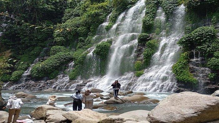 Pengunjung Air terjun Maung di Kecamatan Gumay Ulu, Lahat, Sumatera Selatan.