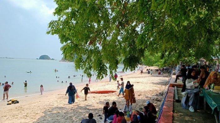 Pengunjung Pantai Pelawan di Kabupaten Karimun, Kepulauan Riau (Kepri).