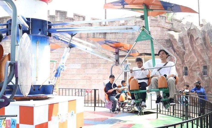 Pengunjung menikmati wahana permainan tempat wisata di Tangerang World Of Wonders Citra Raya.